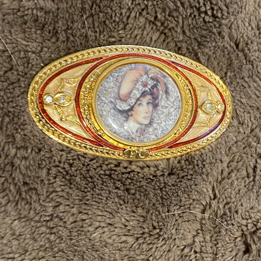 Vintage Avon President's Club
Mrs. Albee Cameo Pin